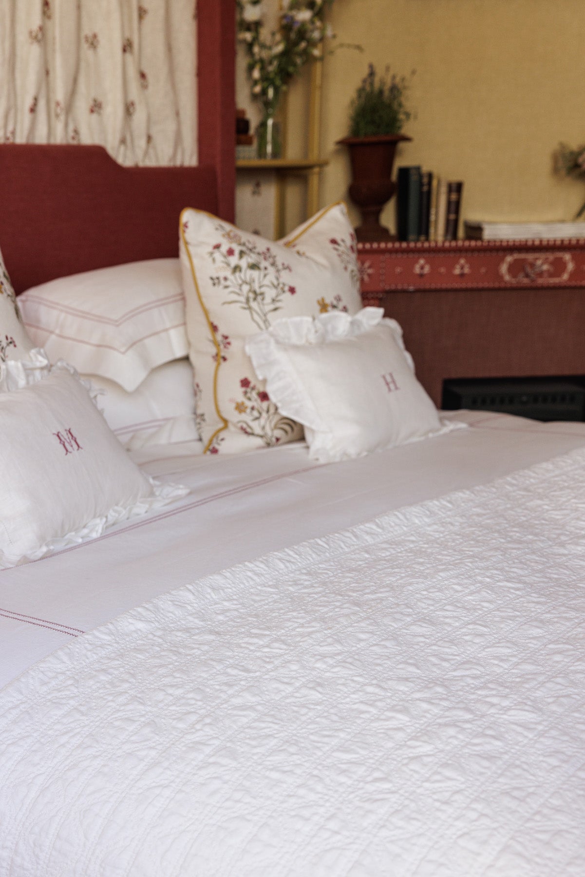 Ruslan Quilt in Ivory White