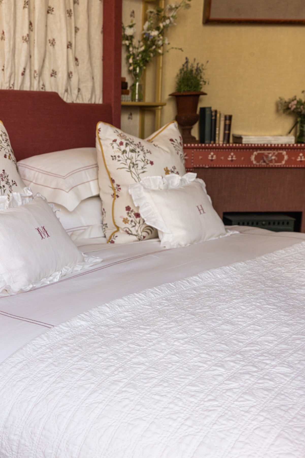 Ruslan Quilt in Ivory White